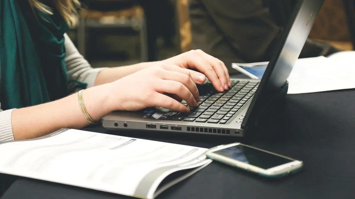 O que é Helpdesk Integrado ao CRM e como ele funciona na prática?