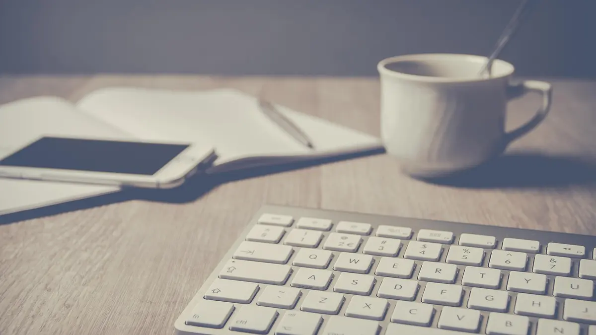 O que é uma plataforma de captura de leads para empresas B2B e como ela resolve o problema de baixa conversão?