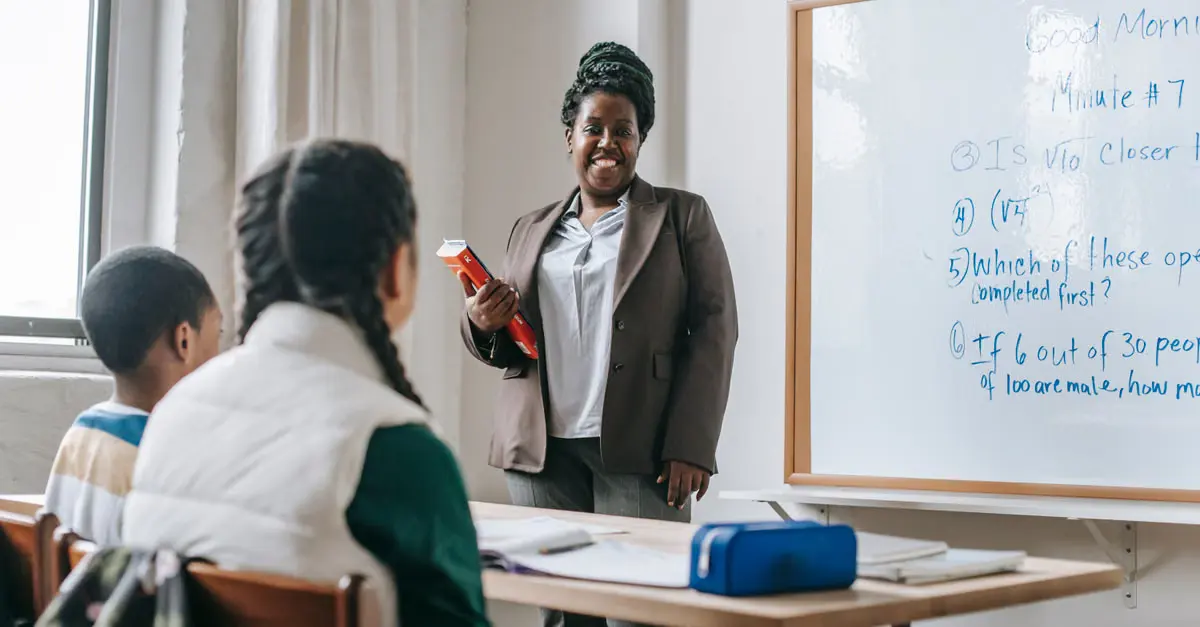 Comunicação com alunos e pais: como centralizar avisos e mensagens e transformar a gestão escolar