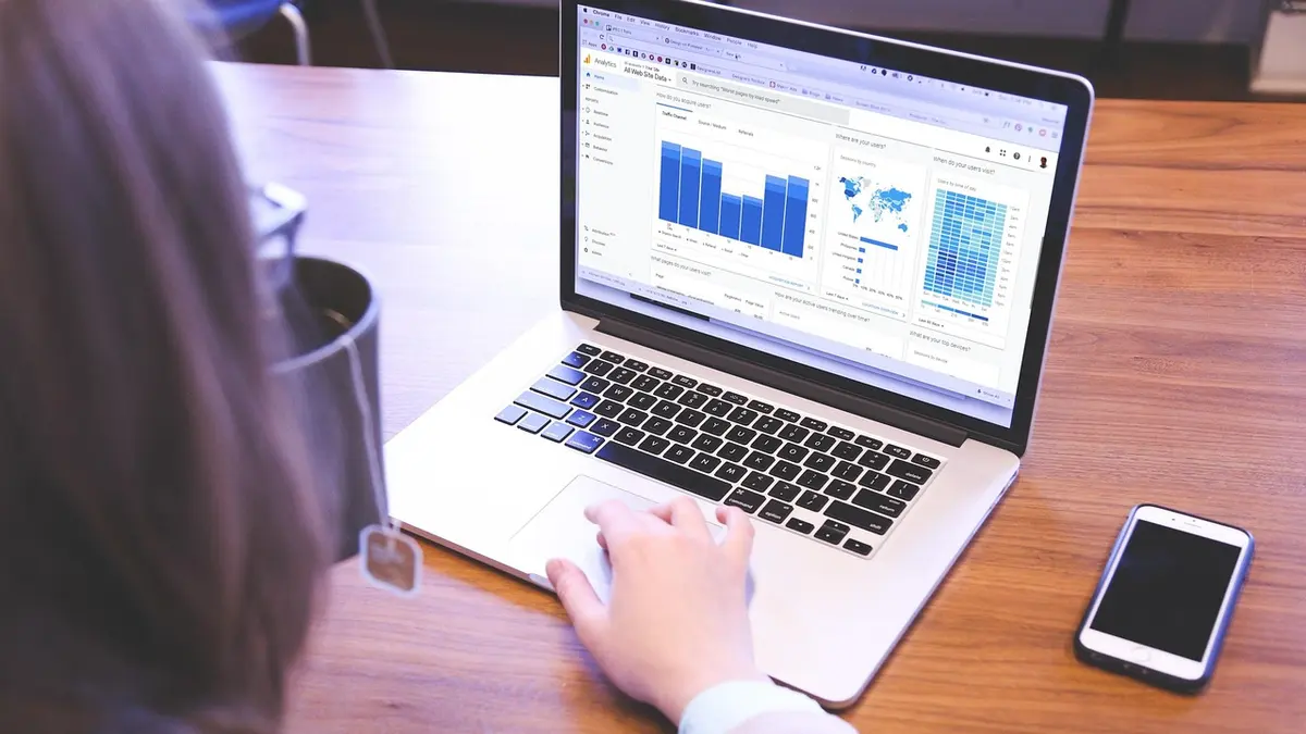 Comparativo prático: quando SEO interno faz sentido e quando a agência vence — seo interno ou agência