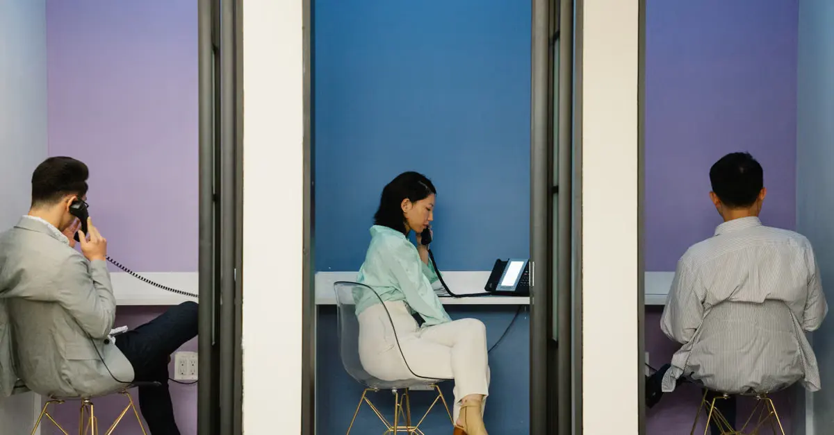 O Teams Phone pode substituir funções de um PABX e conectar usuários à rede telefônica por diferentes modelos, incluindo Direct Routing e Operator Connect. Os recursos atuais incluem filas, atendentes automáticos e agentes telefônicos com IA.