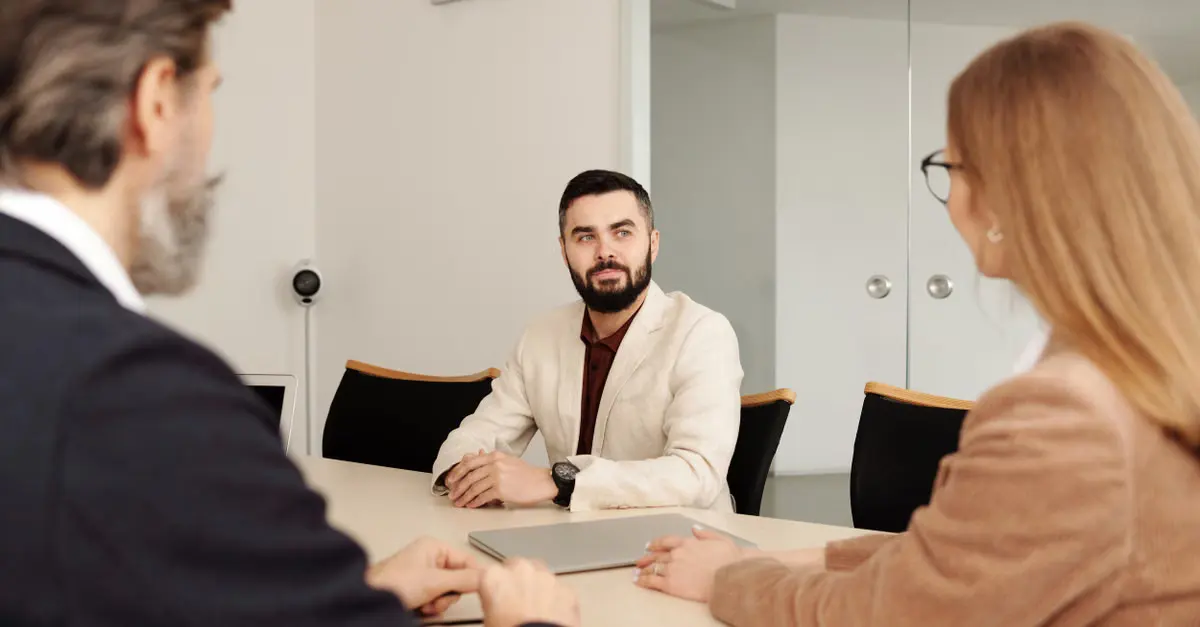 Como estruturar a reunião de debriefing passo a passo? — como fazer debriefing de entrevista