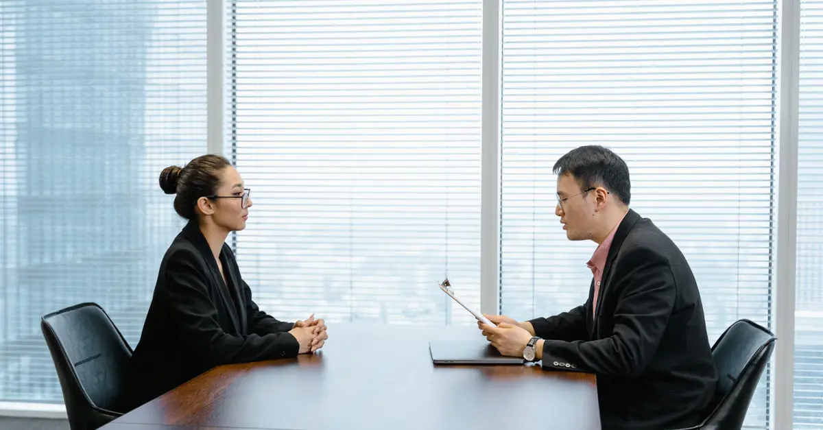Quais erros mais comuns comprometem a validade da entrevista estruturada? — erros na entrevista estruturada