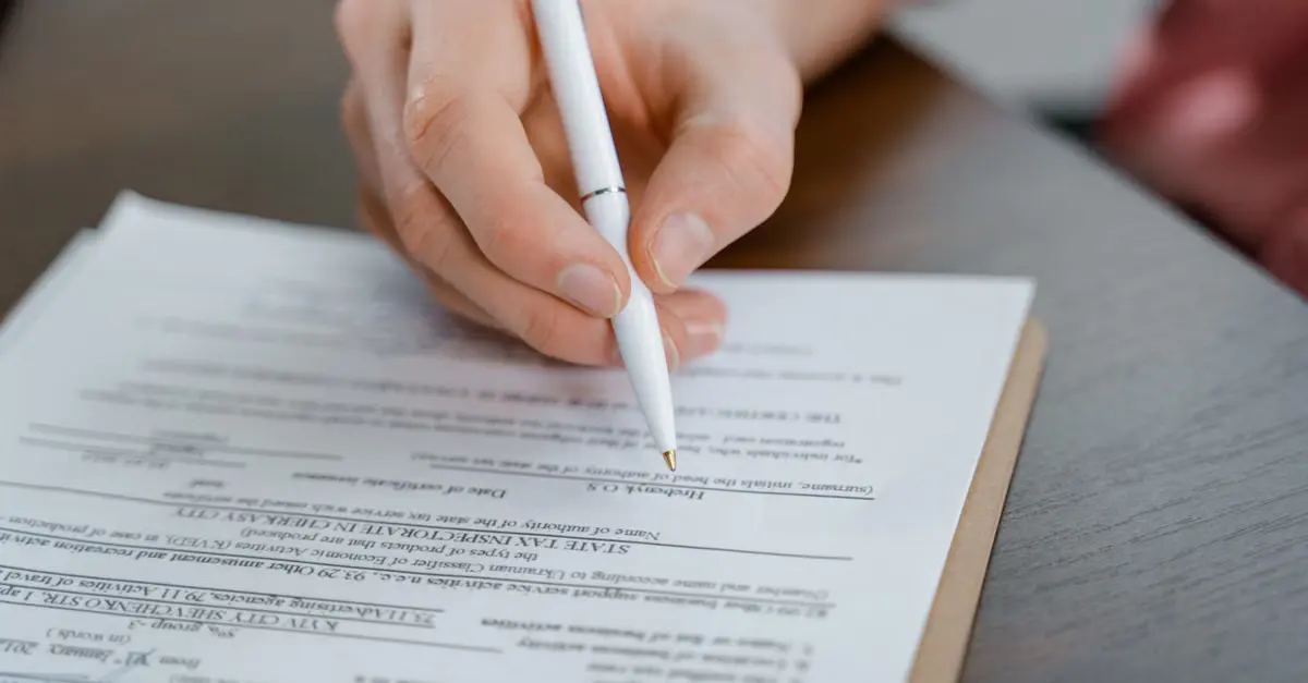 Quais erros comuns ao escrever microcopy de formulários e como evitá-los?