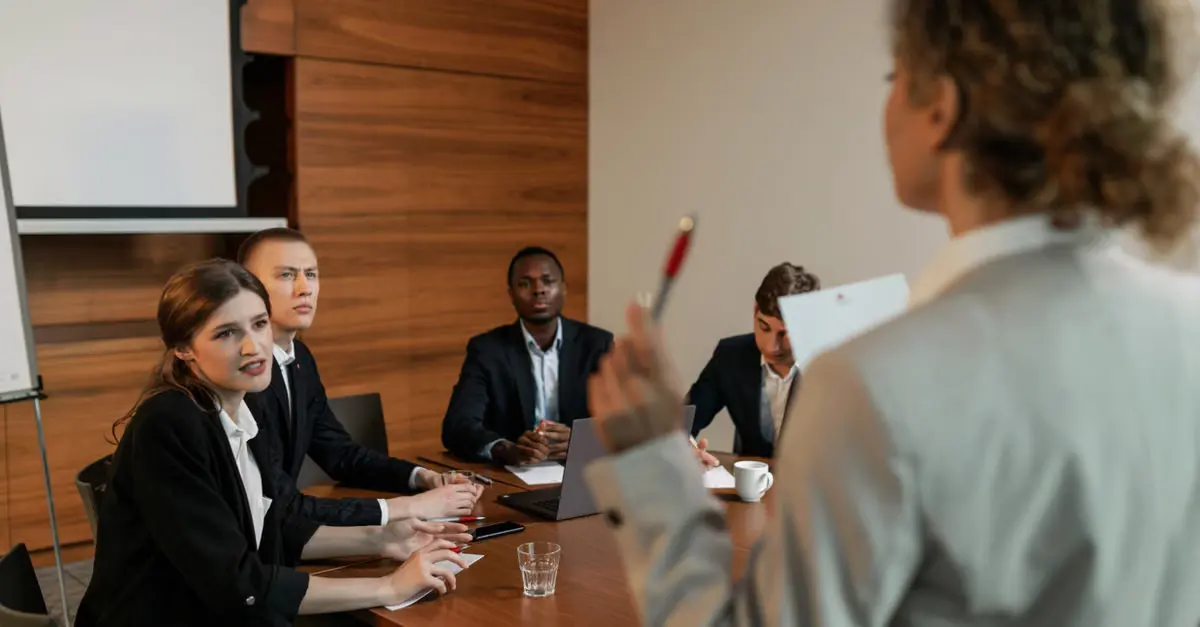 Quais erros comuns comprometem a personalização do briefing?