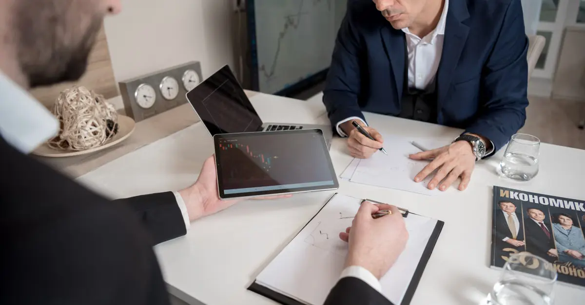Quais decisões evitam retrabalho com dados firmográficos?