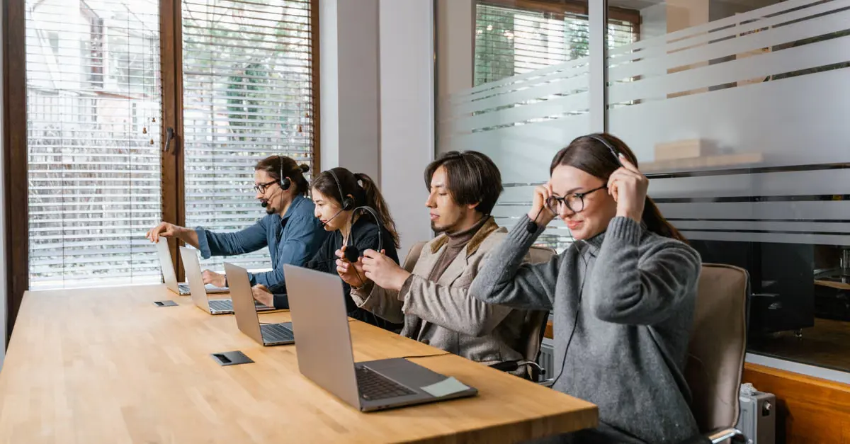 Softphone empresarial: requisitos para voz estável no computador e celular