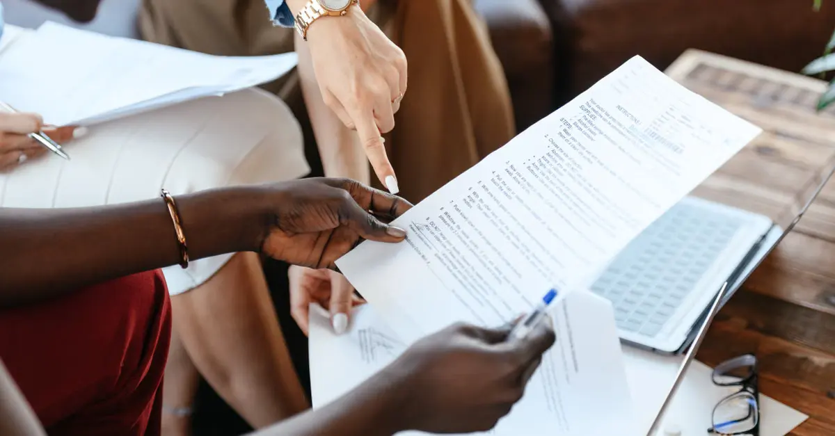 O que é IA para identificar cláusulas importantes em contratos?