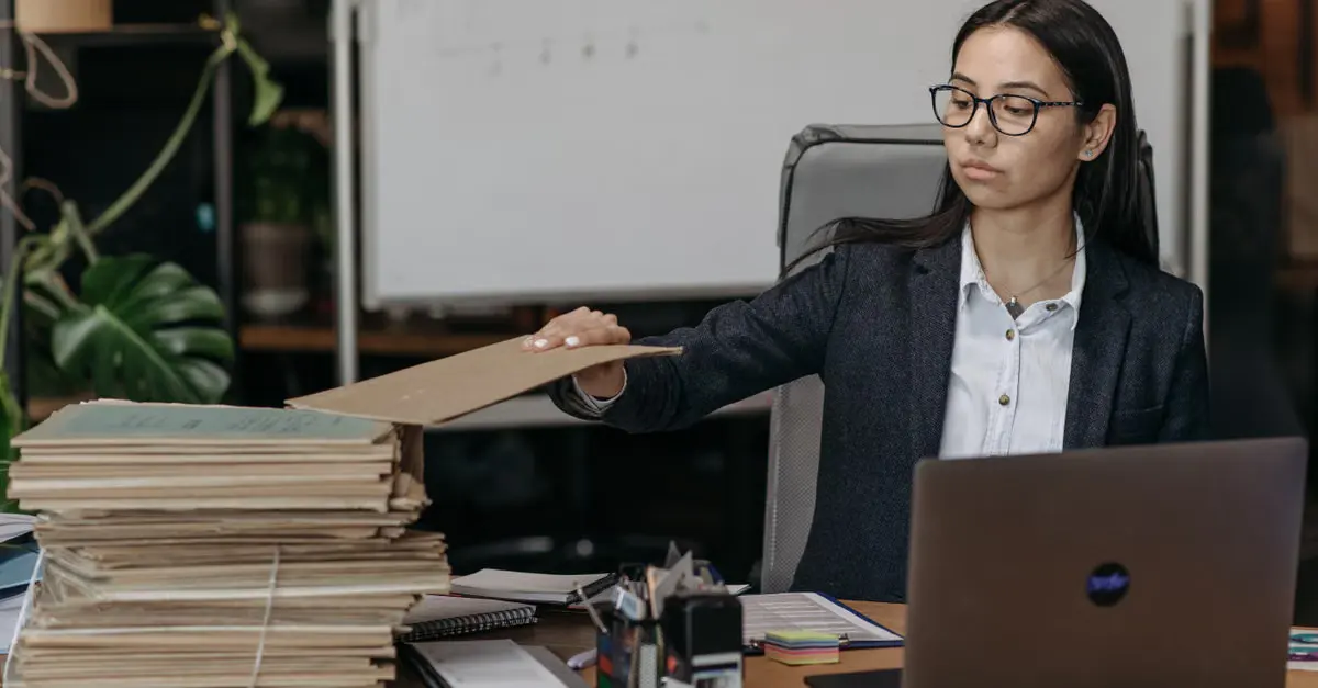 Onde a adoção de páginas de serviço e artigos costuma falhar?