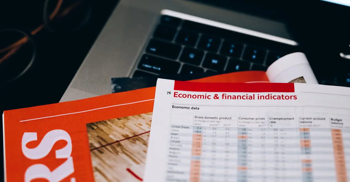 Quais critérios separam um score editorial útil de uma planilha decorativa?