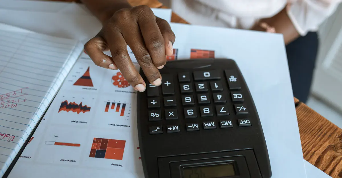 Como calcular o impacto financeiro sem depender de valores fixos?