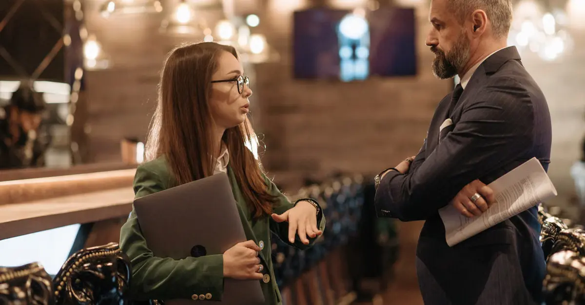 Quais critérios ajudam a avaliar inteligência conversacional antes de contratar?