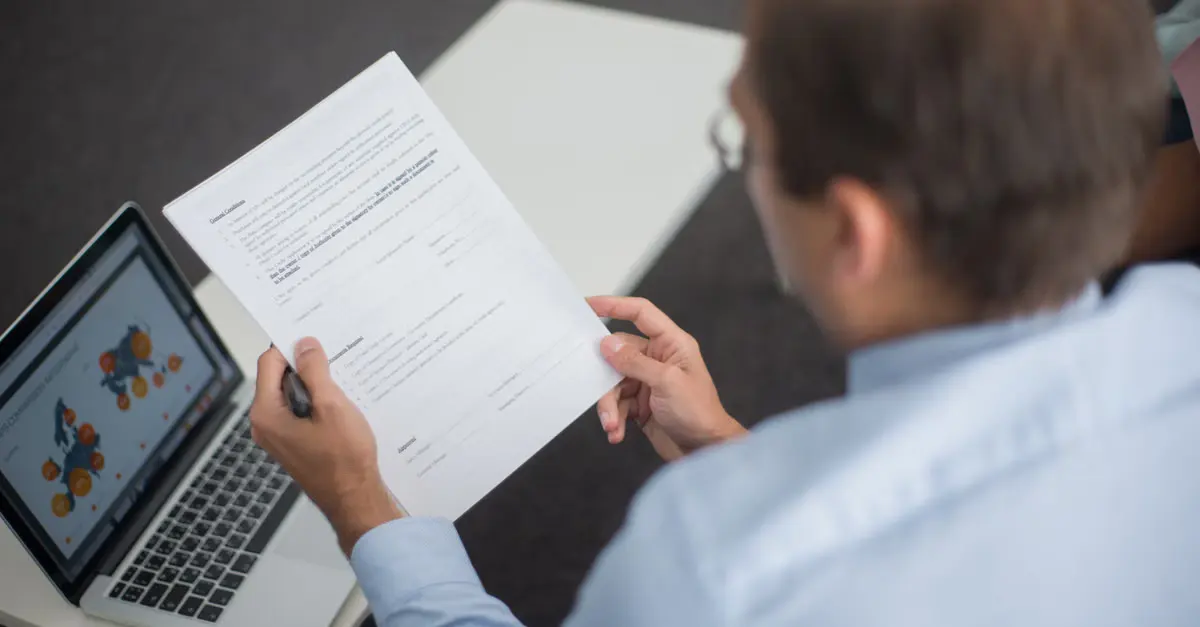 Quais critérios ajudam a avaliar a qualidade de uma base de contatos?