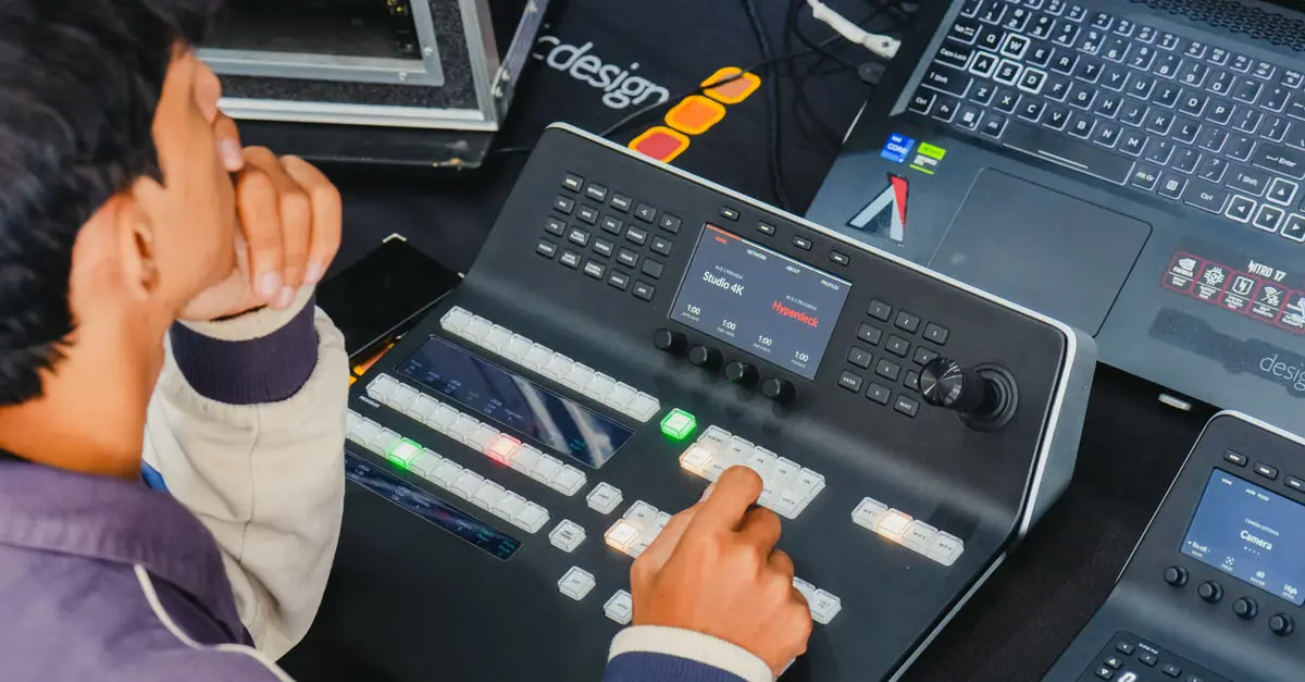 Quando faz sentido operar Deepgram com delay controlado e quando não faz?