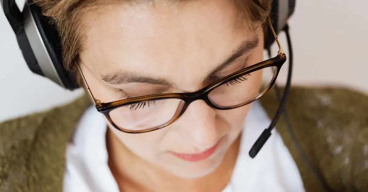 Checklist do posto de trabalho: fones, microfone e o que mais pesa na voz — qualidade de voz webphone
