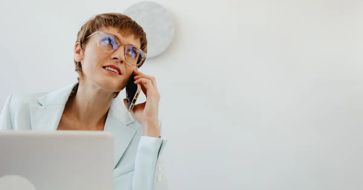Quando ninguém atende no Teams: desvio para fila, celular ou caixa postal