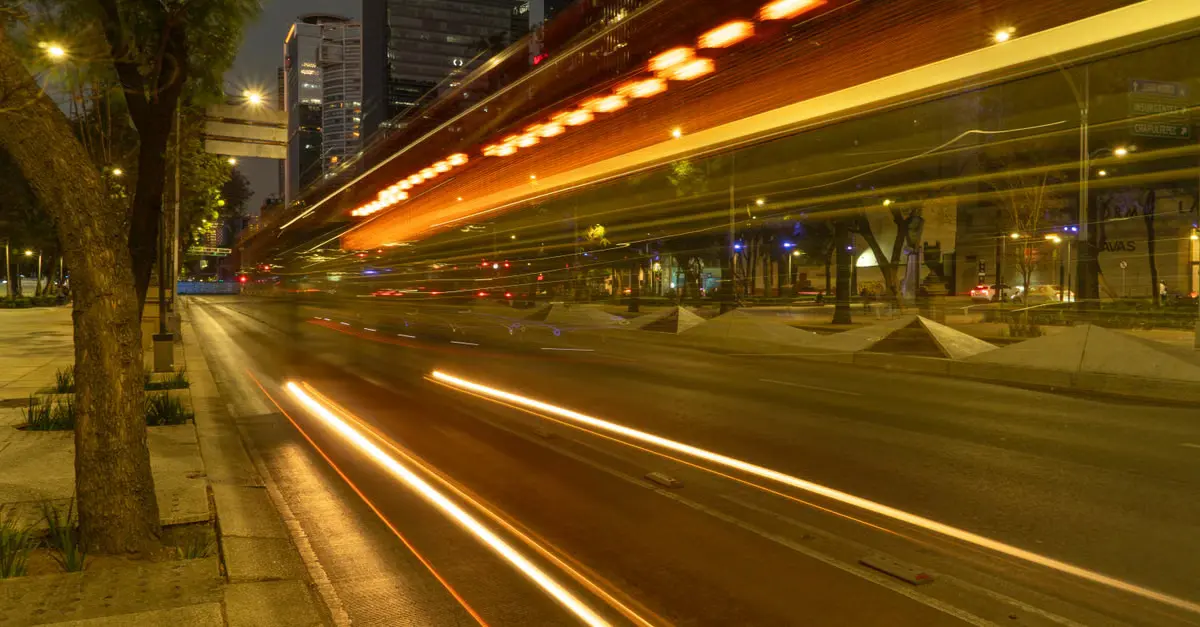 Como medir o efeito da pausa automática sem inflar o tempo de fila