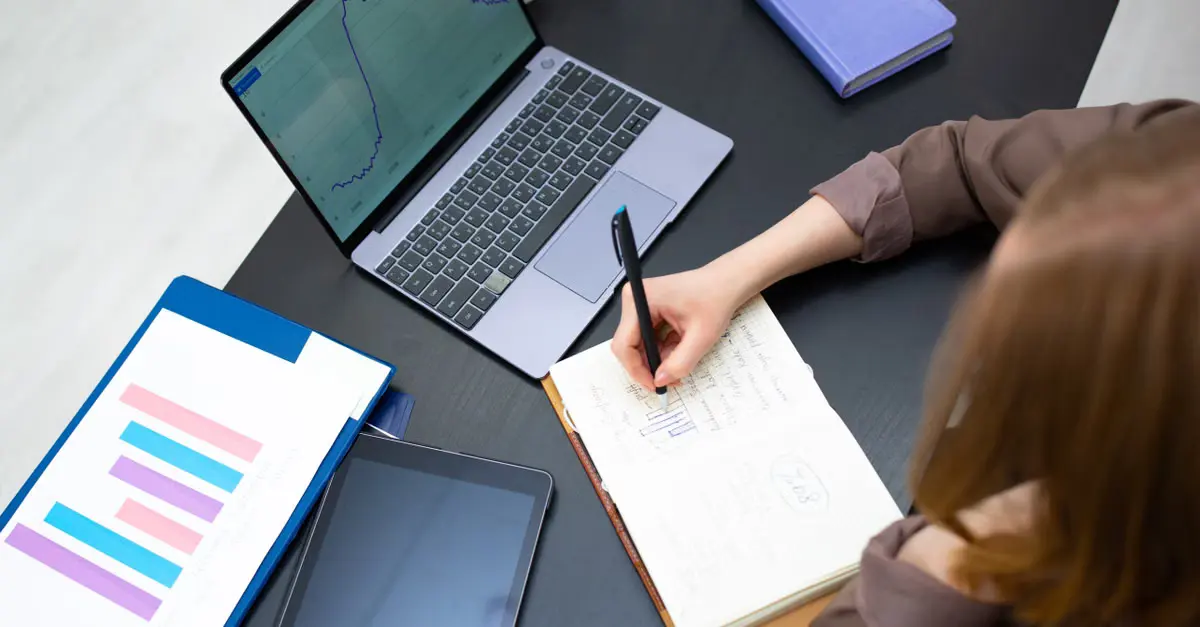 Quais critérios ajudam a avaliar a pausa automática de tabulação antes de ativá-la?